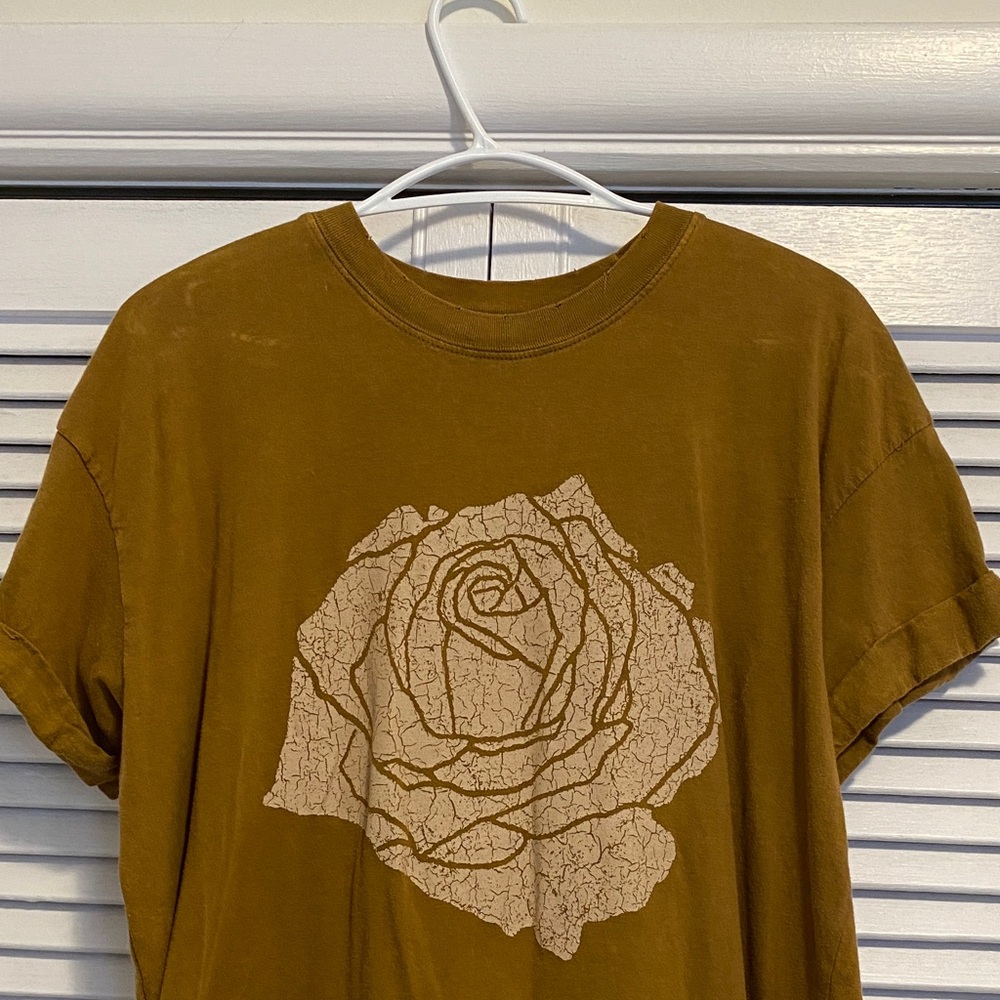 Women’s Short Sleeve Tee with Floral Graphic - Brown